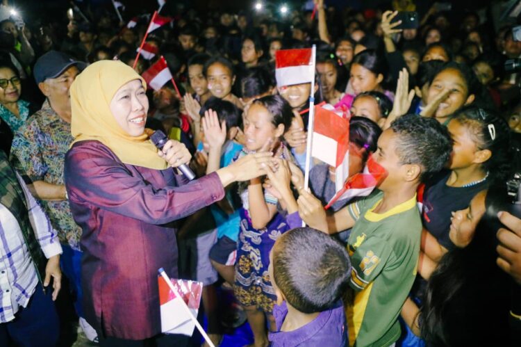 Khofifah Temui Anak Korban Gempa Flores: Tetap Semangat Kejar Cita-cita. (Foto: dok Adpim Pemprov Jatim)