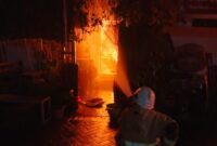 Kebakaran Rumah di Wonokromo Surabaya, 14 Unit Damkar Dikerahkan. (Foto: dok Command Center 112)
