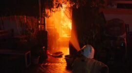 Kebakaran Rumah di Wonokromo Surabaya, 14 Unit Damkar Dikerahkan. (Foto: dok Command Center 112)
