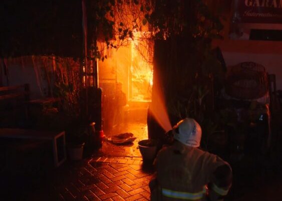 Kebakaran Rumah di Wonokromo Surabaya, 14 Unit Damkar Dikerahkan. (Foto: dok Command Center 112)