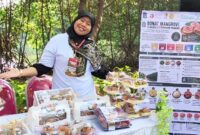 Dosen UPN Veteran Jatim menunjukkan stand donat mangrove saat mengikuti festival riset dan inovasi/dok.bicarasurabaya.com