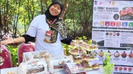 Dosen UPN Veteran Jatim menunjukkan stand donat mangrove saat mengikuti festival riset dan inovasi/dok.bicarasurabaya.com