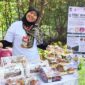 Dosen UPN Veteran Jatim menunjukkan stand donat mangrove saat mengikuti festival riset dan inovasi/dok.bicarasurabaya.com