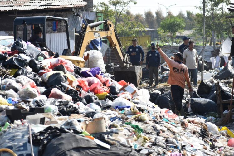 Lahan 1,4 Ha di Keputih Jadi Lokasi Sampah Ilegal, Pemkot Bertindak. (Foto: Diskominfo Sby)