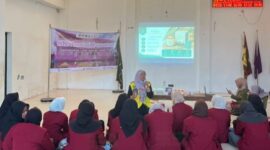 Dosen Ilmu Komunikasi UPN Veteran Jawa Timur  Ririn saat menyampaikan materinya/dok.bicarasurabaya.com