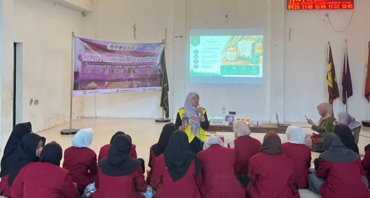 Dosen Ilmu Komunikasi UPN Veteran Jawa Timur  Ririn saat menyampaikan materinya/dok.bicarasurabaya.com