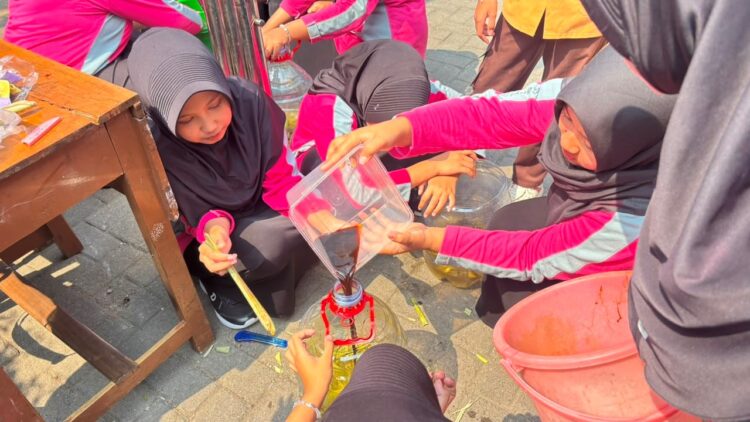 Kegiatan Pembuatan Eco Enzyme/dok.bicarasurabaya.com