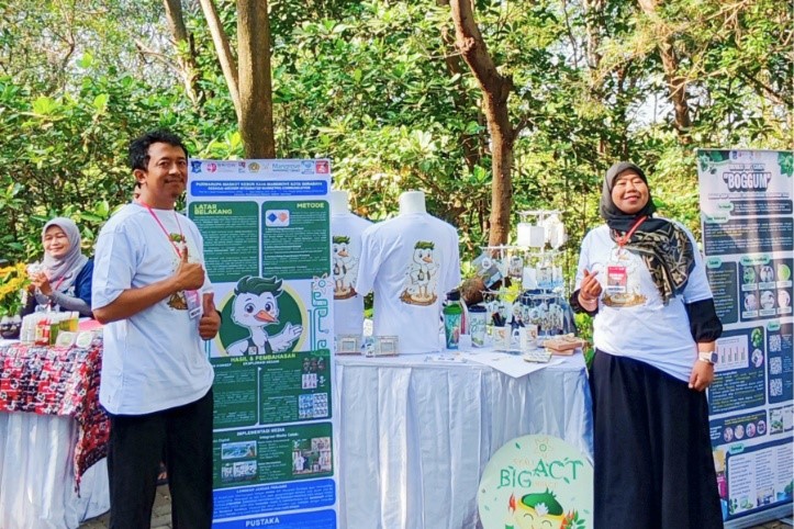 Stand UPN Veteran Jawa Timur yang juga memperkenalkan maskot kuntul saat festival riset dan inovasi/dok.bicarasurabaya.com