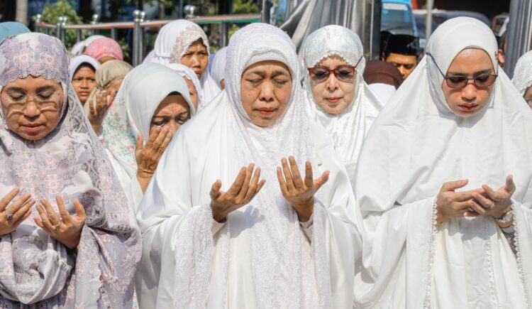 Gubernur Khofifah ajak Imam Masjid se-Jatim melaksanakan salat Istisqa karena musim kemarau diprediksi panjang hingga tahun 2027. (Foto: Humas Pemprov jatim)