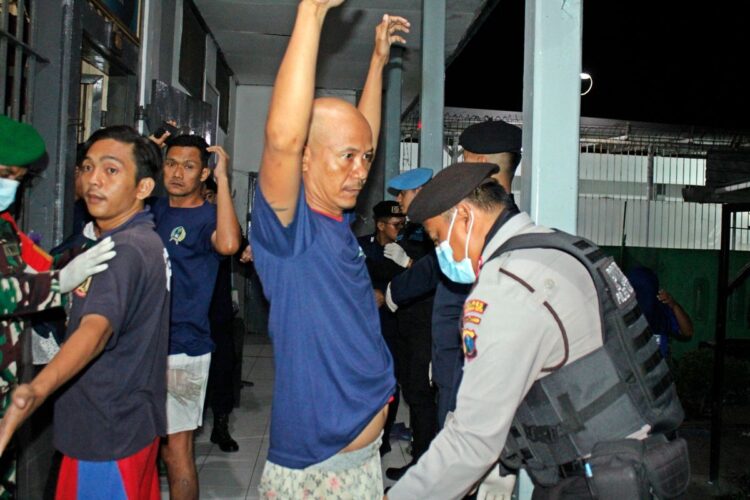 Petugas gabungan melakukan penggeledahan di Lapas Klas IIB Pasuruan. (Foto: dok Lapas IIB Pasuruan)