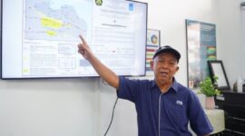 Ahli Mitigasi Bencana ITS Dr Ir Amien Widodo memaparkan bahwa patahan yang ada di video viral yaitu melewati Surabaya, Sidoarjo, hingga Bangkalan memang ada tetapi belum terverifikasi aktif. (Foto: Humas ITS)