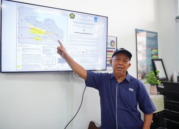Ahli Mitigasi Bencana ITS Dr Ir Amien Widodo memaparkan bahwa patahan yang ada di video viral yaitu melewati Surabaya, Sidoarjo, hingga Bangkalan memang ada tetapi belum terverifikasi aktif. (Foto: Humas ITS)