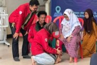 Demonstrasi pemasangan dan pengoperasian AngetKnee, rancangan tim ITS, kepada salah satu peserta sosialisasi. (Foto: Humas ITS)