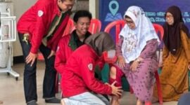 Demonstrasi pemasangan dan pengoperasian AngetKnee, rancangan tim ITS, kepada salah satu peserta sosialisasi. (Foto: Humas ITS)