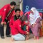Demonstrasi pemasangan dan pengoperasian AngetKnee, rancangan tim ITS, kepada salah satu peserta sosialisasi. (Foto: Humas ITS)