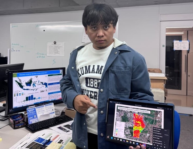 Dosen Departemen Teknik Infrastruktur Sipil ITS Muhammad Hafiizh Imaaduddiin ST MT menjelaskan bahwa Surabaya tidak bisa menghindari banjir namun bisa meminimalisir risiko. (Foto: dok Humas ITS)
