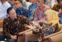 Menko Bidang Infrastruktur dan Pembangunan Kewilayahan Agus Harimurti Yudhoyono (AHY) berbincang dengan Gubernur Khofifah membahas kawasan pemukiman kumuh di Jatim. (Foto: Humas Pemprov Jatim)