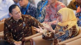 Menko Bidang Infrastruktur dan Pembangunan Kewilayahan Agus Harimurti Yudhoyono (AHY) berbincang dengan Gubernur Khofifah membahas kawasan pemukiman kumuh di Jatim. (Foto: Humas Pemprov Jatim)