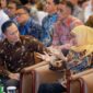 Menko Bidang Infrastruktur dan Pembangunan Kewilayahan Agus Harimurti Yudhoyono (AHY) berbincang dengan Gubernur Khofifah membahas kawasan pemukiman kumuh di Jatim. (Foto: Humas Pemprov Jatim)