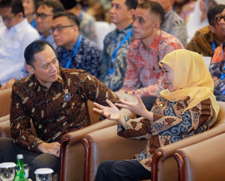 Menko Bidang Infrastruktur dan Pembangunan Kewilayahan Agus Harimurti Yudhoyono (AHY) berbincang dengan Gubernur Khofifah membahas kawasan pemukiman kumuh di Jatim. (Foto: Humas Pemprov Jatim)