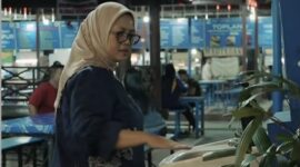 Kepala Dinkopumdag Surabaya Mia Santi Dewi mengecek kebersihan sarpras SWK Bratang Biinangun. (Foto: dok Diskominfo Surabaya)