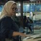 Kepala Dinkopumdag Surabaya Mia Santi Dewi mengecek kebersihan sarpras SWK Bratang Biinangun. (Foto: dok Diskominfo Surabaya)