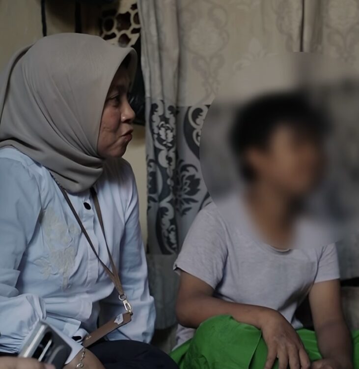 Anak Mengamen Bersama Ibu, Pemkot Surabaya Buka Jalan Menuju Masa Depan.