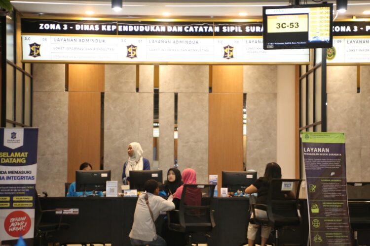 Ilustrasi pelayanan Disdukcapil Surabaya (Foto: dok bicarasurabaya.com)