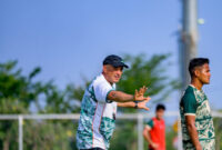 Coach Bernarno Tavares memberikan instruksi saat latihan jelang laga Persebaya . (Foto: dok Persebaya.id)