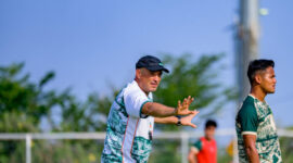 Coach Bernarno Tavares memberikan instruksi saat latihan jelang laga Persebaya . (Foto: dok Persebaya.id)
