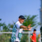 Coach Bernarno Tavares memberikan instruksi saat latihan jelang laga Persebaya . (Foto: dok Persebaya.id)