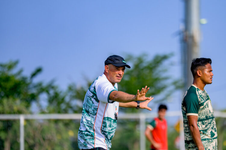 Coach Bernarno Tavares memberikan instruksi saat latihan jelang laga Persebaya . (Foto: dok Persebaya.id)