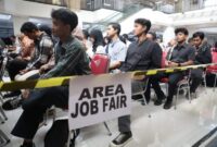 Ketatnya mencari pekerjaan membuat 1.600 pencari kerja harus berebut 450 lowongan pekerjaan yang tersedia di mini job fair yang digelar Pemkot Surabaya. (Foto: Diskominfo Surabaya)