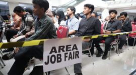 Ketatnya mencari pekerjaan membuat 1.600 pencari kerja harus berebut 450 lowongan pekerjaan yang tersedia di mini job fair yang digelar Pemkot Surabaya. (Foto: Diskominfo Surabaya)