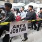 Ketatnya mencari pekerjaan membuat 1.600 pencari kerja harus berebut 450 lowongan pekerjaan yang tersedia di mini job fair yang digelar Pemkot Surabaya. (Foto: Diskominfo Surabaya)