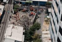 Pembersihan sampah di area belakang pasar Turi