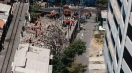 Pembersihan sampah di area belakang pasar Turi 