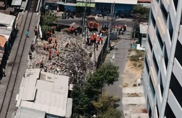 Pembersihan sampah di area belakang pasar Turi 
