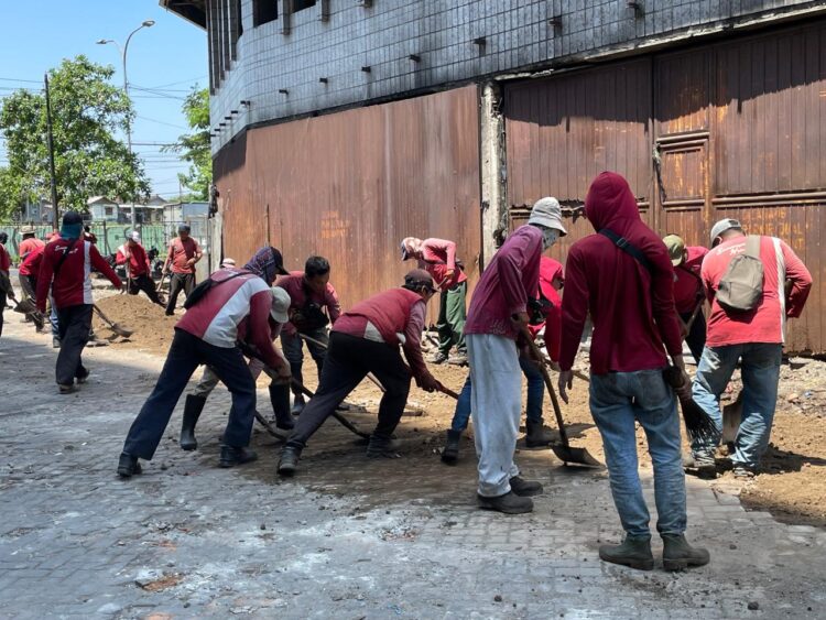 Proses Pengaspalan Jalan Jagir Wonokromo. (Foto: dok Diskominfo Surabaya)