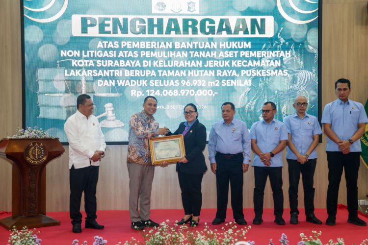 Wali Kota Eri memberikan penghargaan atas bantuan hukum/dok.Diskominfo Surabaya