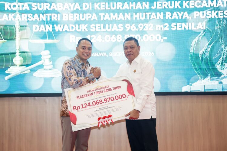 Wali Kota Surabaya Eri Cahyadi kembali menerima aset Rp124 Miliar/Dok. Diskominfo Surabaya