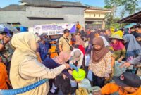 Kekeringan Meluas, Khofifah Salurkan Air Bersih ke Warga Ponorogo. (Foto: Humas Pemprov Jatim)