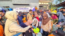 Kekeringan Meluas, Khofifah Salurkan Air Bersih ke Warga Ponorogo. (Foto: Humas Pemprov Jatim) 