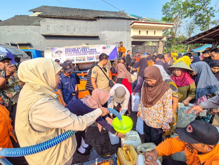 Kekeringan Meluas, Khofifah Salurkan Air Bersih ke Warga Ponorogo. (Foto: Humas Pemprov Jatim) 