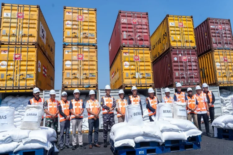 15 Kontainer di Tanjung Perak Dilaporkan Amonium Klorida, Ternyata Berisi Beras-Garam. (Foto: Ist)