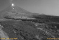 Gunung Semeru kembali erupsi pada Senin (28/9) malam disertai dentuman keras. (Foto: Istimewa)