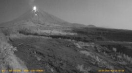 Gunung Semeru kembali erupsi pada Senin (28/9) malam disertai dentuman keras. (Foto: Istimewa)