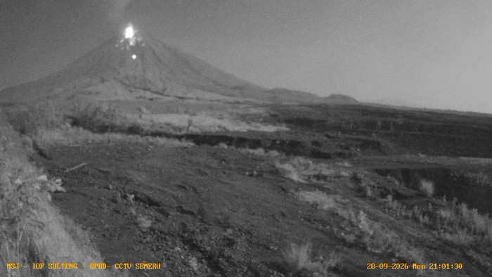 Gunung Semeru kembali erupsi pada Senin (28/9) malam disertai dentuman keras. (Foto: Istimewa)