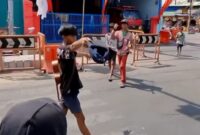 Anjal Kejar Peziarah Minta Uang di Sunan Ampel. (Foto: Diskominfo Surabaya)