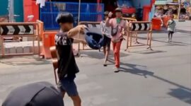 Anjal Kejar Peziarah Minta Uang di Sunan Ampel. (Foto: Diskominfo Surabaya)
